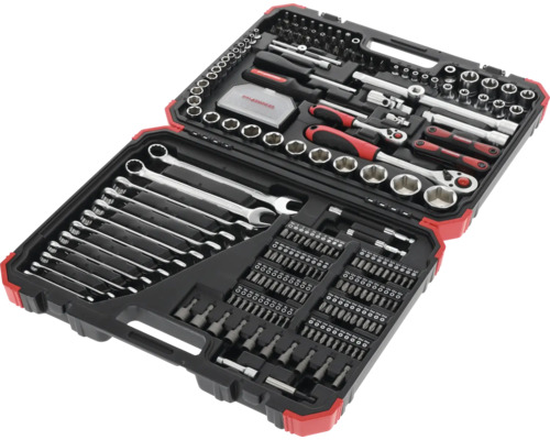 Offener Werkzeugkoffer mit Schraubenschlüsseln, Schraubendrehern, Steckschlüsseln und Bits