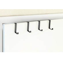 Vier Türhaken aus Metall an einer Tür