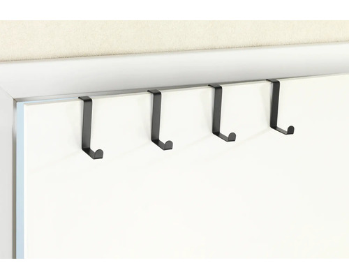 Vier Türhaken aus Metall an einer Tür