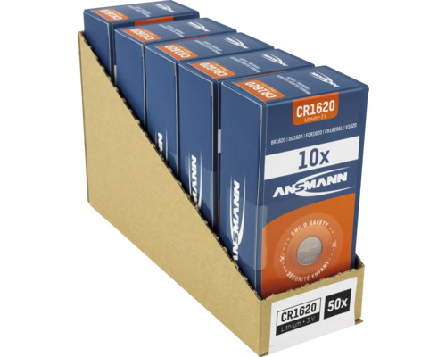 Ansicht von 50er Packungen Ansmann CR1620 Lithium Knopfzellen in einem Pappaufsteller.