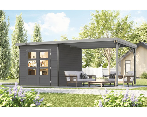 Garten Szene mit grauem Gartenhaus und überdachter Terrasse mit Gartenmöbeln.