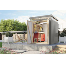 Werkzeugschuppen mit Werkbank und Werkzeugen in einem Garten.