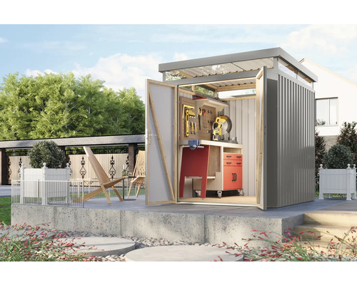 Werkzeugschuppen mit Werkbank und Werkzeugen in einem Garten.