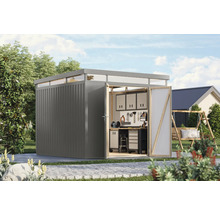 Gartengeräteschuppen mit geöffneter Tür und Werkstatteinrichtung im Garten