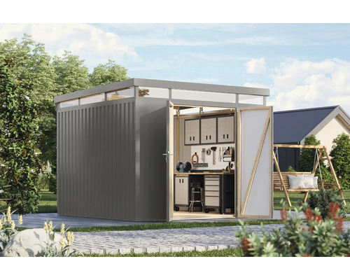 Gartengeräteschuppen mit geöffneter Tür und Werkstatteinrichtung im Garten