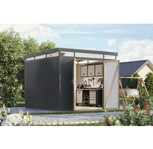 Gartenschuppen mit Werkbank und Werkzeugen im Garten