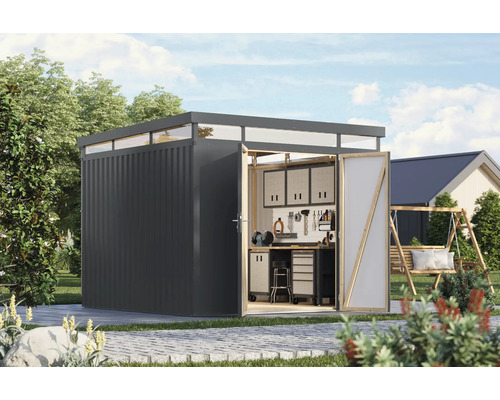 Gartenschuppen mit Werkbank und Werkzeugen im Garten