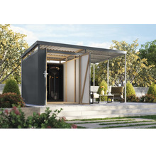 Gartenhaus mit geöffneten Türen und integriertem Unterstand auf einer Terrasse mit Gartenmöbeln