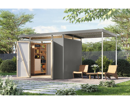 Gartenszene mit Gerätehaus und Sitzbereich unter einem Dach