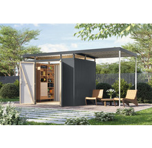 Gartenszene mit Gerätehaus, Regal und Sitzgruppe auf Terrasse