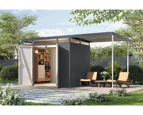 Gartenszene mit Gerätehaus, Regal und Sitzgruppe auf Terrasse