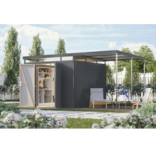 Gartenszene mit Geräteschuppen, Regenschutzdach und Gartenmöbeln auf einer Terrasse