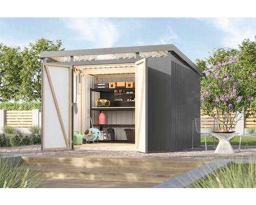 Gartenhaus mit geöffneten Türen und Regalen zur Aufbewahrung von Gartengeräten