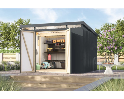 Gartenhaus aus Metall mit geöffneten Türen und Werkzeugen im Regal