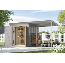 Gartenszene mit Geräteschuppen, Holzregal und Rasentraktor