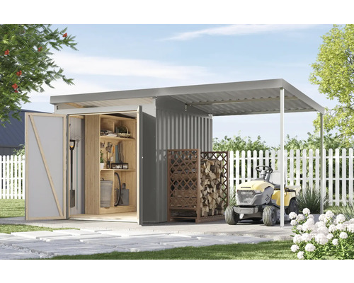 Gartenszene mit Geräteschuppen, Holzregal und Rasentraktor