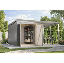 Gartenhaus mit geöffneten Türen und Regal