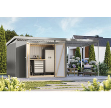 Geräteschuppen mit geöffneter Tür, Werkbank, Werkzeug und Gartengarnitur