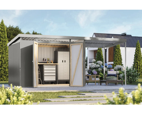 Geräteschuppen mit geöffneter Tür, Werkbank, Werkzeug und Gartengarnitur