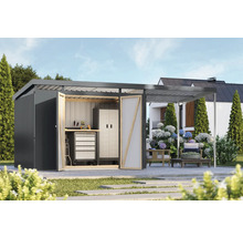 Gartenschuppen mit Werkbank und Werkzeugschrank auf einem Gartengrundstück