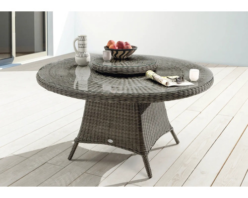 Runder Gartentisch mit Glasplatte, Rattangeflecht und Dekoration