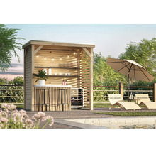 Holz Gartenbar mit Regalen, Kühlschrank, Barhockern, Sonnenschirm und Liegestühlen neben Pool