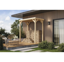 Terrasse mit Holzunterstand und gestapeltem Brennholz vor einer modernen Hausfassade