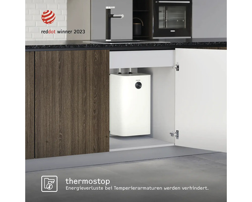 Kompakter Warmwasserspeicher unter der Spüle im Küchenschrank mit Red Dot Winner 2023 Siegel.