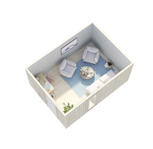 Innenansicht eines Holzgartenhauses mit Möbeln, darunter Sessel, Sofa, Tisch und Dekoration