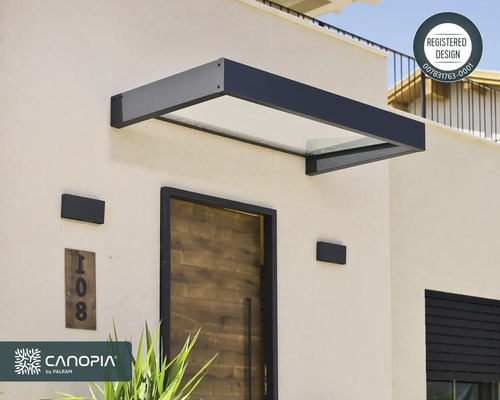 Heller Eingangsbereich mit modernem Vordach aus Anthrazit und Glas über einer Holztür, Canopia Logo, Eingetragenes Design.