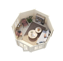 Innenansicht eines Gartenhauses mit Möbeln, darunter Sofa, Sessel, Regale und Tische