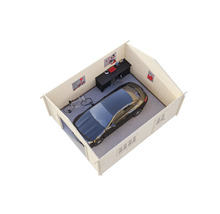 Garage aus Holz mit Auto, Fahrrad und Werkbank