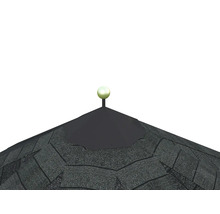 Dach eines Gartenhauses mit Dachschindeln und Kugelaufsatz