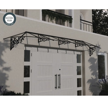 Klassisches Türvordach mit verzierten Metallhalterungen über einer weißen Doppeltür an einer hellen Hausfassade. Eingetragenes Design.