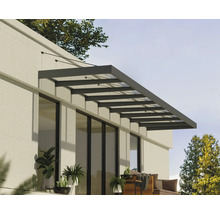 Modernes Terrassendach aus Aluminium und Glas an einer hellen Hauswand über einer möblierten Terrasse.