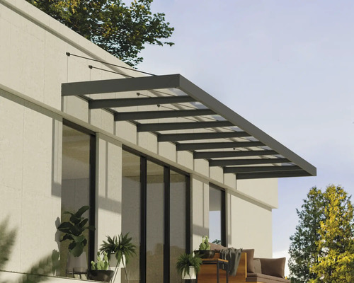 Modernes Terrassendach aus Aluminium und Glas an einer hellen Hauswand über einer möblierten Terrasse.