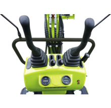 Bedienfeld eines Minibaggers mit Steuerhebeln und Anzeigen