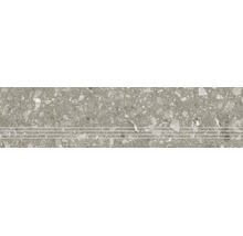 Feinsteinzeug-Treppenfliese in Terrazzo-Optik mit vier horizontalen Sicherheitsrillen.