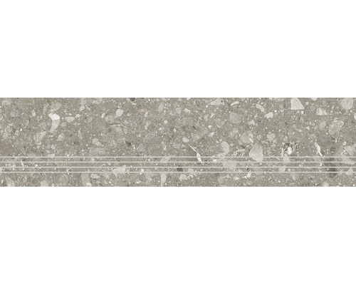 Feinsteinzeug-Treppenfliese in Terrazzo-Optik mit vier horizontalen Sicherheitsrillen.