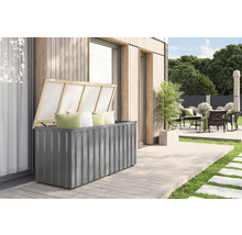Graue Gartenbox mit geöffnetem Deckel und Kissen auf einer Terrasse