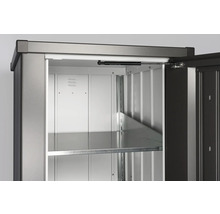 Innenansicht eines Metallgerätehauses mit Regalböden