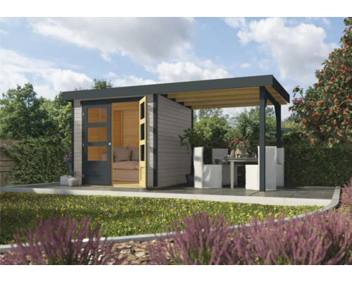 Gartenhaus mit überdachter Terrasse, Sitzmöbeln und Tisch im Garten