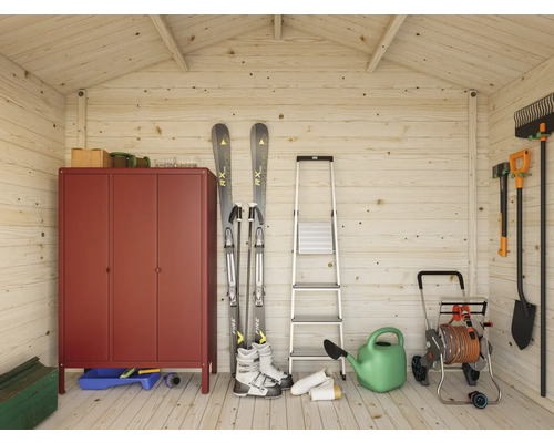 Helle Holzhütte mit Gartengeräten, Skiausrüstung, Leiter und Metallschrank