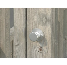 Drehknopf aus Metall an einer Holztür