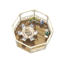 Pavillon mit Tisch, Stühlen, Grill und Dekoration auf einer Holzterrasse