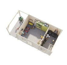 Draufsicht auf ein Holzgartenhaus mit Gartengeräten, Spielzeug und Fahrrädern