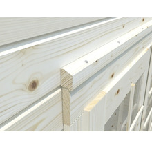 Detailansicht einer Holzwand mit Türrahmen