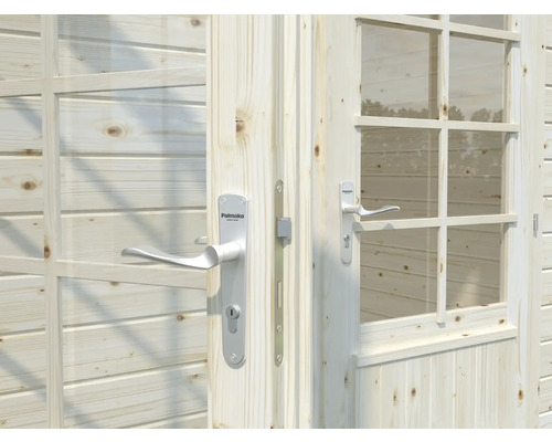 Detailansicht einer Holztür mit Fenster und silberfarbenem Türgriff