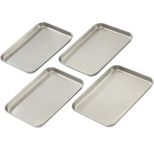 Vier rechteckige Serviertabletts aus Metall