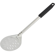 Pizzawender aus Metall mit Schlitzdesign und schwarzem Griff